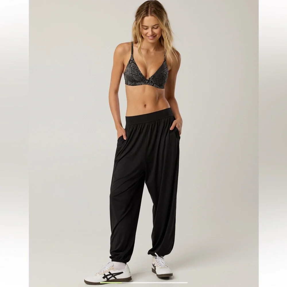 NWT OFFLINE by aerie “The Hugger” Go with the Flow baggy jogger size S, black. - Picture 2 of 7